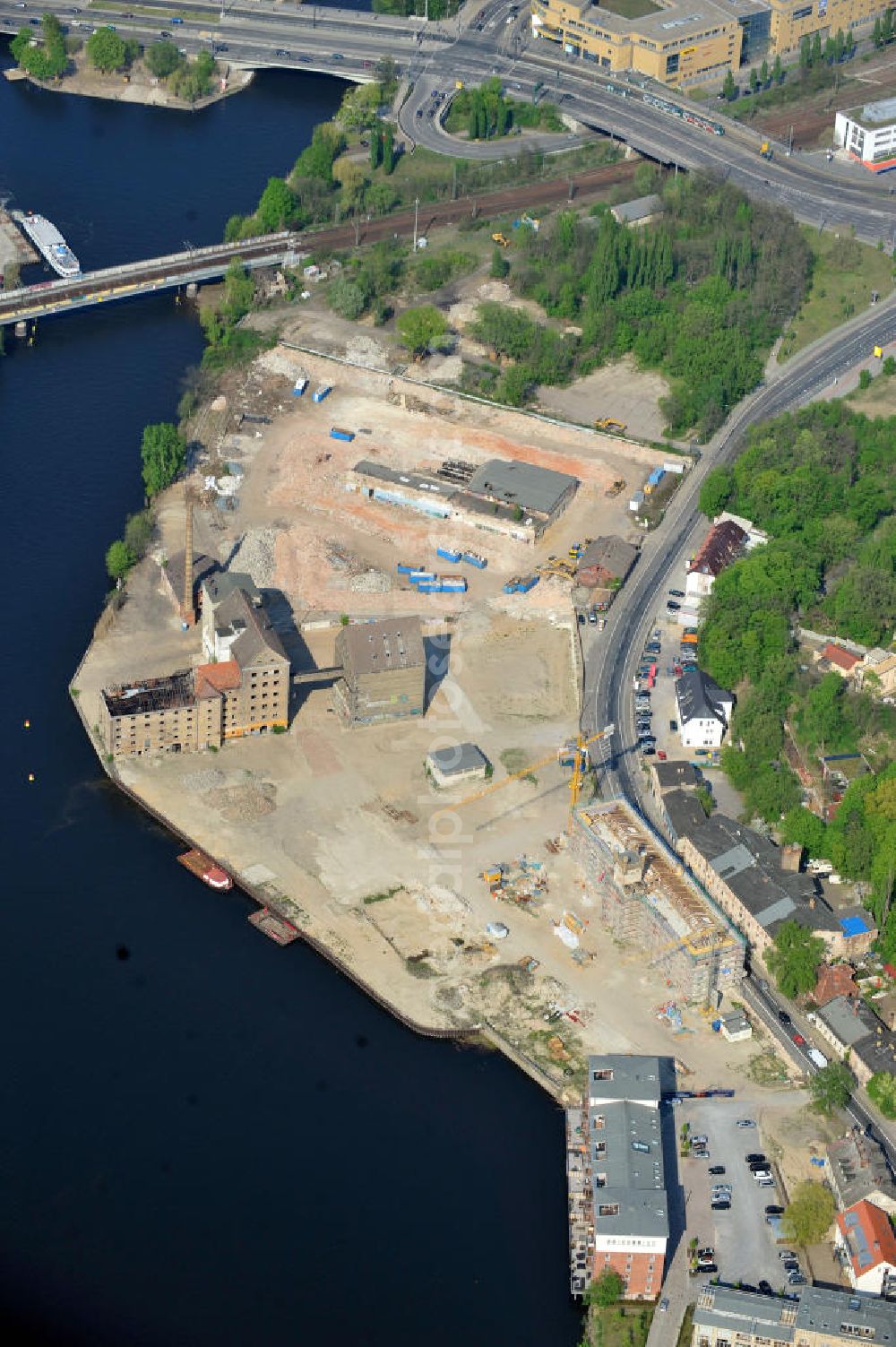 Aerial photograph Potsdam - Blick auf die Planflächen des Quartieres am Brauhausberg, die s.g. Speicherstadt, in der Potsdamer Templiner Vorstadt zwischen der Havel und der Leipziger Straße nahe der Langen Brücke am Hauptbahnhof Potsdam. Das Gebiet wird von den Unternehmen „Prinz von Preußen Grundbesitz AG“ , „Speicherstadt GmbH“ und „Pro Potsdam“, welche Teile der bestehenden Immobilie erworben haben, umgebaut. Propertys at the Brauhausberg, so-called Warehouse district between the river Havel and the street Leipziger Strasse near by the bridge Lange Brücke and the mainstation.