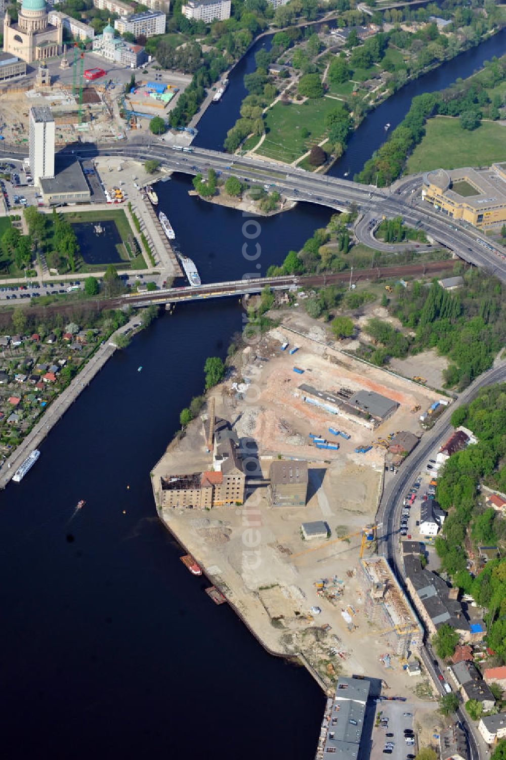 Potsdam from above - Blick auf die Planflächen des Quartieres am Brauhausberg, die s.g. Speicherstadt, in der Potsdamer Templiner Vorstadt zwischen der Havel und der Leipziger Straße nahe der Langen Brücke am Hauptbahnhof Potsdam. Das Gebiet wird von den Unternehmen „Prinz von Preußen Grundbesitz AG“ , „Speicherstadt GmbH“ und „Pro Potsdam“, welche Teile der bestehenden Immobilie erworben haben, umgebaut. Propertys at the Brauhausberg, so-called Warehouse district between the river Havel and the street Leipziger Strasse near by the bridge Lange Brücke and the mainstation.