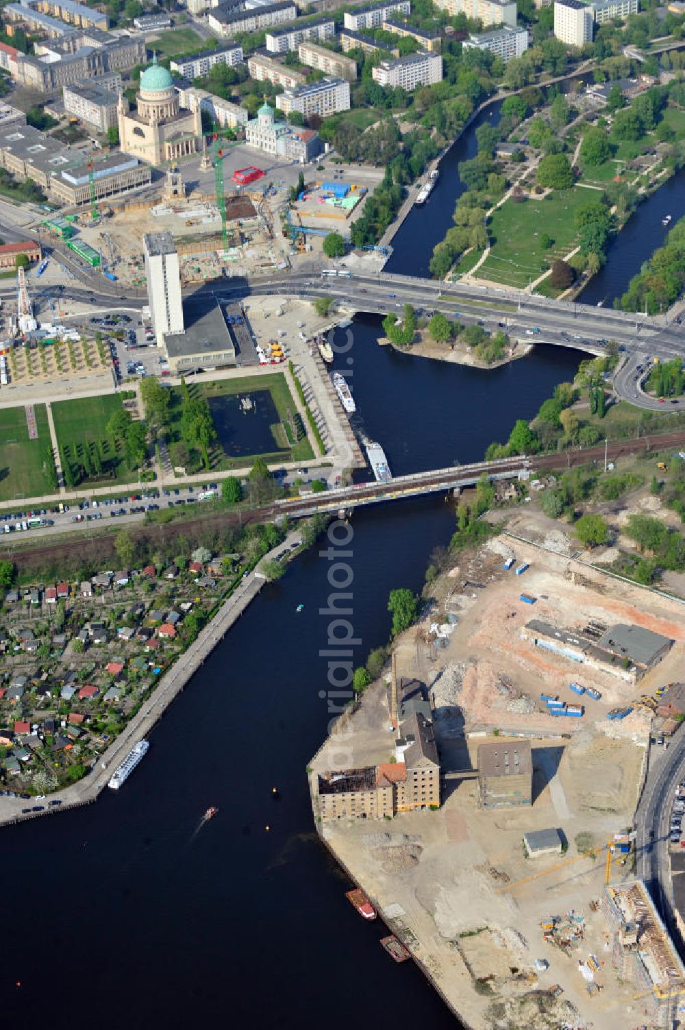 Potsdam from the bird's eye view: Blick auf die Planflächen des Quartieres am Brauhausberg, die s.g. Speicherstadt, in der Potsdamer Templiner Vorstadt zwischen der Havel und der Leipziger Straße nahe der Langen Brücke am Hauptbahnhof Potsdam. Das Gebiet wird von den Unternehmen „Prinz von Preußen Grundbesitz AG“ , „Speicherstadt GmbH“ und „Pro Potsdam“, welche Teile der bestehenden Immobilie erworben haben, umgebaut. Propertys at the Brauhausberg, so-called Warehouse district between the river Havel and the street Leipziger Strasse near by the bridge Lange Brücke and the mainstation.