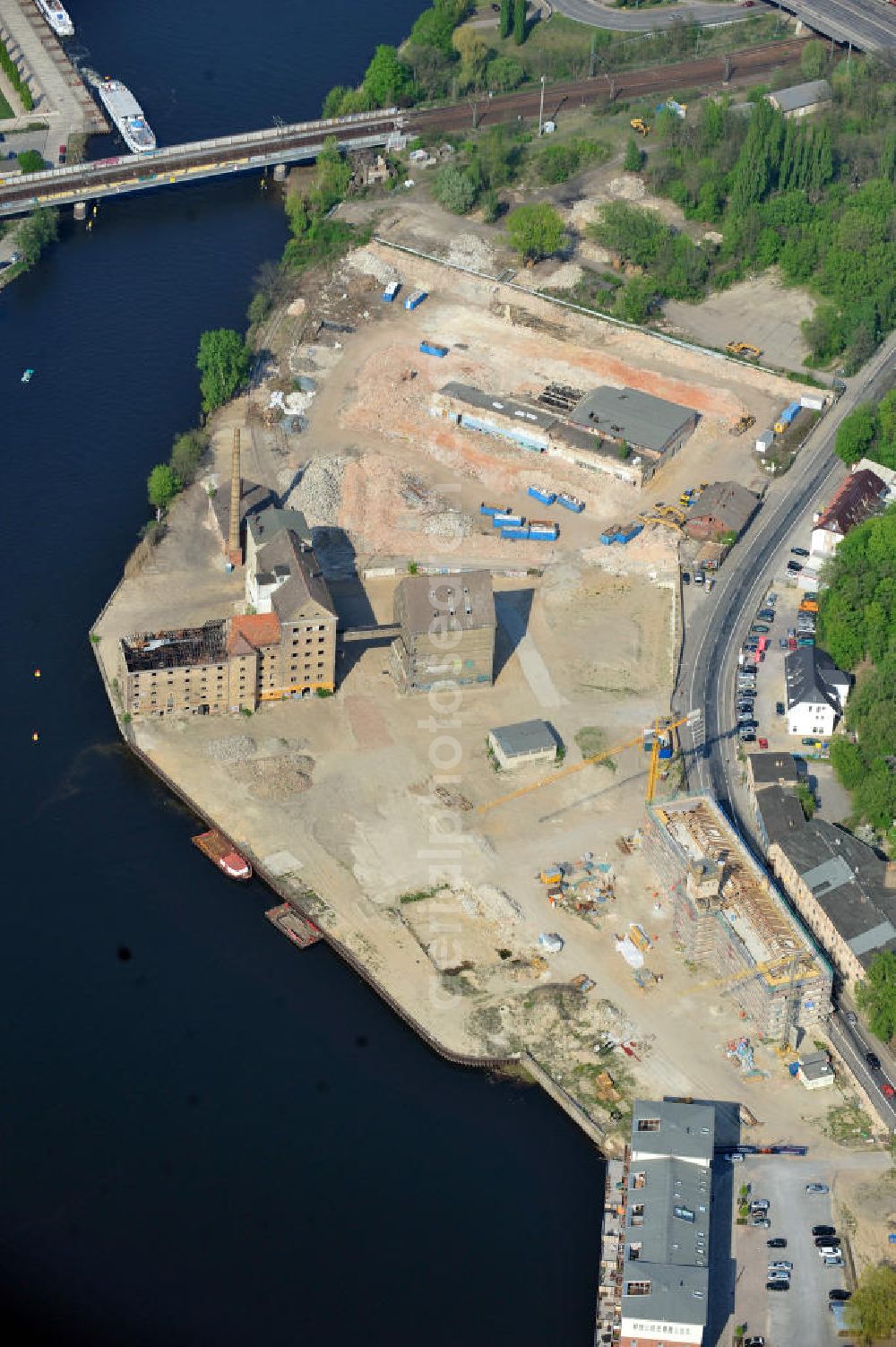 Potsdam from the bird's eye view: Blick auf die Planflächen des Quartieres am Brauhausberg, die s.g. Speicherstadt, in der Potsdamer Templiner Vorstadt zwischen der Havel und der Leipziger Straße. Das Gebiet wird von den Unternehmen „Prinz von Preußen Grundbesitz AG“ , „Speicherstadt GmbH“ und „Pro Potsdam“, welche Teile der bestehenden Immobilie erworben haben, umgebaut. Propertys at the Brauhausberg, so-called Warehouse district between the river Havel and the street Leipziger Strasse.