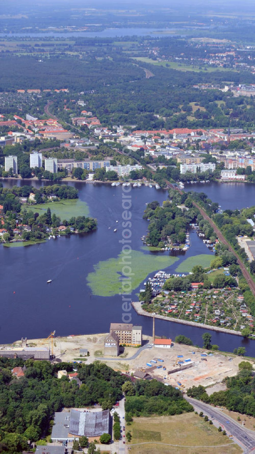 Potsdam from above - Blick auf die Planflächen des Quartieres am Brauhausberg, die s.g. Speicherstadt, in der Potsdamer Templiner Vorstadt zwischen der Havel und der Leipziger Straße. Das Gebiet wird von den Unternehmen „Prinz von Preußen Grundbesitz AG“ , „Speicherstadt GmbH“ und „Pro Potsdam“, welche Teile der bestehenden Immobilie erworben haben, umgebaut. Propertys at the Brauhausberg, so-called Warehouse district between the river Havel and the street Leipziger Strasse.