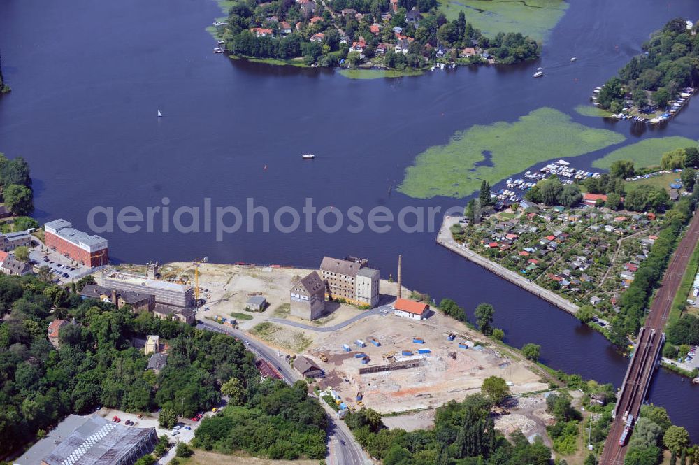 Potsdam from the bird's eye view: Blick auf die Planflächen des Quartieres am Brauhausberg, die s.g. Speicherstadt, in der Potsdamer Templiner Vorstadt zwischen der Havel und der Leipziger Straße. Das Gebiet wird von den Unternehmen „Prinz von Preußen Grundbesitz AG“ , „Speicherstadt GmbH“ und „Pro Potsdam“, welche Teile der bestehenden Immobilie erworben haben, umgebaut. Propertys at the Brauhausberg, so-called Warehouse district between the river Havel and the street Leipziger Strasse.