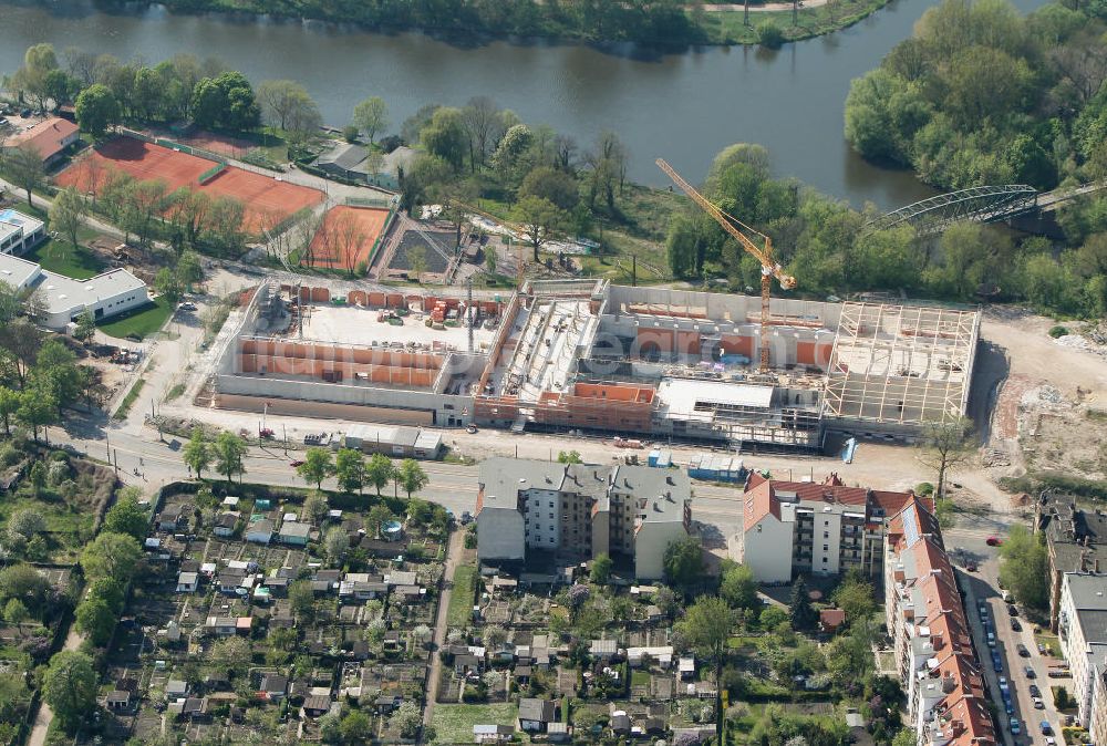 Aerial image Halle / Saale - Gesundbrunnen - Baustelle der Sport- und Freizeitanlage Sportparadies Halle an der Saale beim Böllberger Weg im Stadtteil Gesundbrunnen in Halle, Sachsen-Anhalt. Auftraggeber ist der Tennisclub TC Halle-Böllberg 53 e.V., Architekt Olaf Schilling, Bauherr ist das Unternehmen Finsterwalder Bau-Union GmbH. Construction site of the sports and leisure facility Sportparadies Halle at the riverside of the Saale and the street Boellberger Weg in the district Gesundbrunnen in Halle, Saxony-Anhalt. Client is the tennis club TC Halle-Böllberg 53 e.V., architect Olaf Schilling, principal is the company Finsterwalder Bau-Union Gmbh.