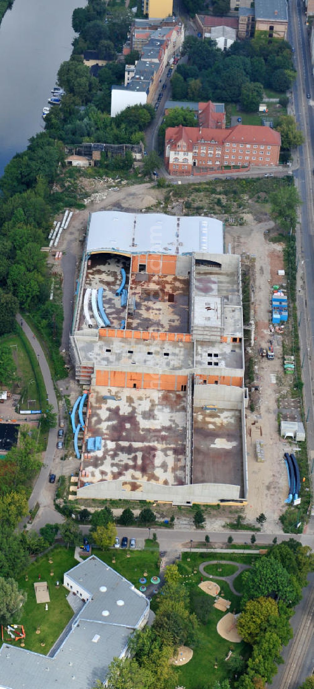 Aerial photograph Halle / Saale - Construction site of the sports and leisure facility Sportparadies Halle at the riverside of the Saale and the street Boellberger Weg in the district Gesundbrunnen in Halle, Saxony-Anhalt. Client is the tennis club TC Halle-Böllberg 53 e.V., architect Olaf Schilling, principal is the company Finsterwalder Bau-Union Gmbh