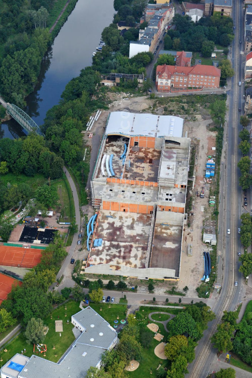 Halle / Saale from above - Construction site of the sports and leisure facility Sportparadies Halle at the riverside of the Saale and the street Boellberger Weg in the district Gesundbrunnen in Halle, Saxony-Anhalt. Client is the tennis club TC Halle-Böllberg 53 e.V., architect Olaf Schilling, principal is the company Finsterwalder Bau-Union Gmbh