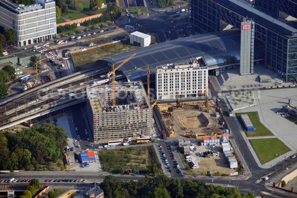 Berlin from above - View of the building work at the Berlin Hauptbahnhof. Two newbuild- offices after the drafts of the architect's office Hilmer & Sattler und Albrecht are planned