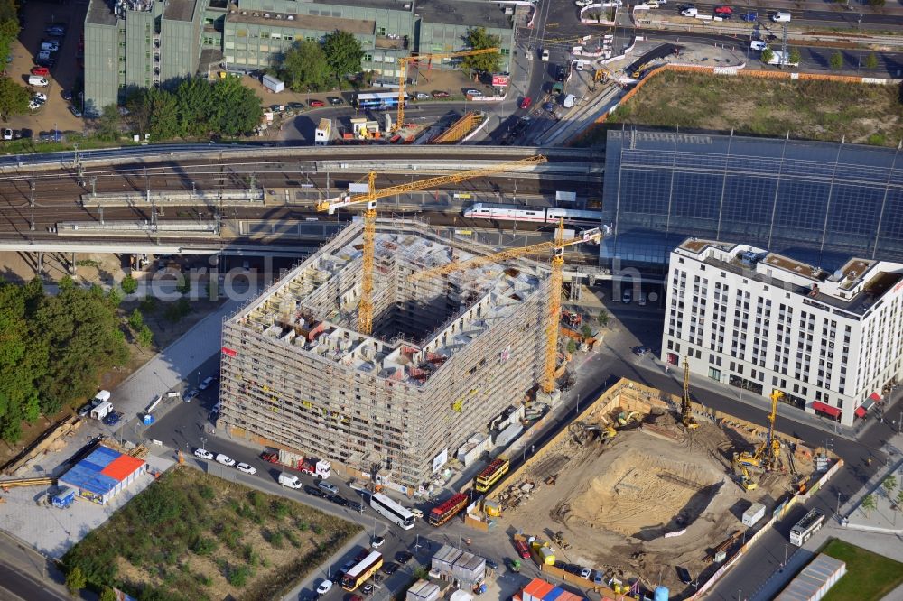 Berlin from the bird's eye view: View of the building work at the Berlin Hauptbahnhof. Two newbuild- offices after the drafts of the architect's office Hilmer & Sattler und Albrecht are planned