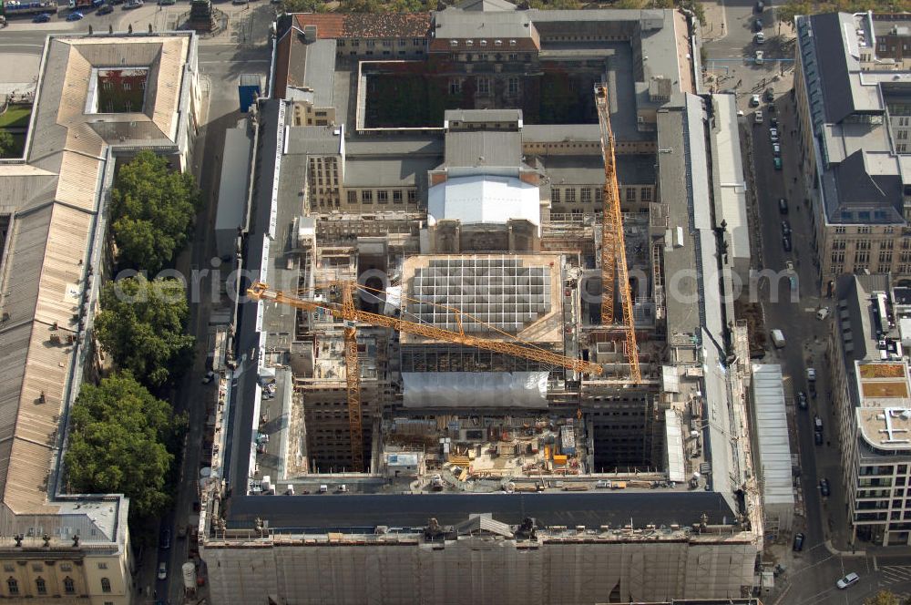 Berlin from above - Der Blick in die 13 Meter tiefe und 75 mal 75 Meter große Baustellengrube des im Bau befindlichen Upper Eastside-Geschäfts-und Wohnhauses auf der Friedrichstraße/Ecke Unter den Linden. Hier soll ein achtgeschossiger Gebäude-Komplex mit Geschäften, Büros und Wohnungen, bis zum Jahr 2008 auf dem Areal entstehen. Investor ist die Münchner Meag (Munich Ergo Asset Management GmbH), die Vermögensverwalterin der Münchner Rückversicherung und der Ergo Versicherungsgruppe.