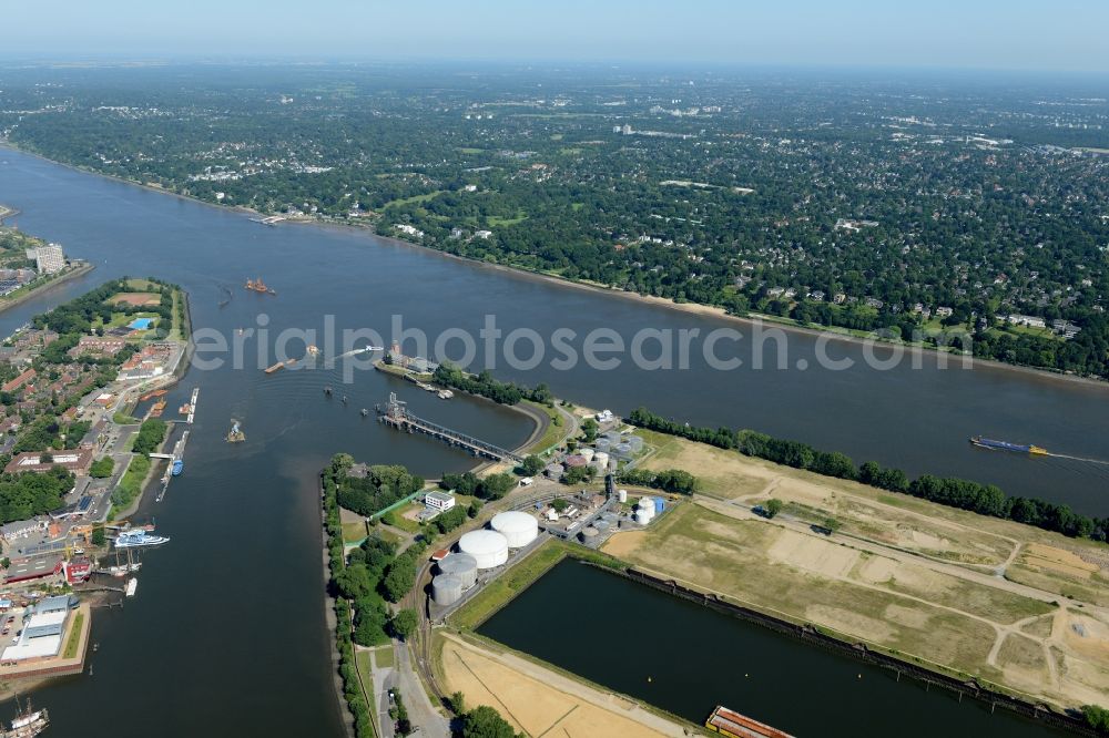 Aerial image Hamburg - View of the construction site of the city development area Baakenhafen on the Elbe in Hamburg. Since the resolution of the Senate in 1998, the harbor and the surrounding headlands are formally part of the project HafenCity, where the port areas released south of the city center of Hamburg from its original use and to be converted to retail, commercial, residential and leisure-related areas