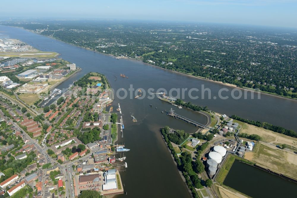 Aerial photograph Hamburg - View of the construction site of the city development area Baakenhafen on the Elbe in Hamburg. Since the resolution of the Senate in 1998, the harbor and the surrounding headlands are formally part of the project HafenCity, where the port areas released south of the city center of Hamburg from its original use and to be converted to retail, commercial, residential and leisure-related areas