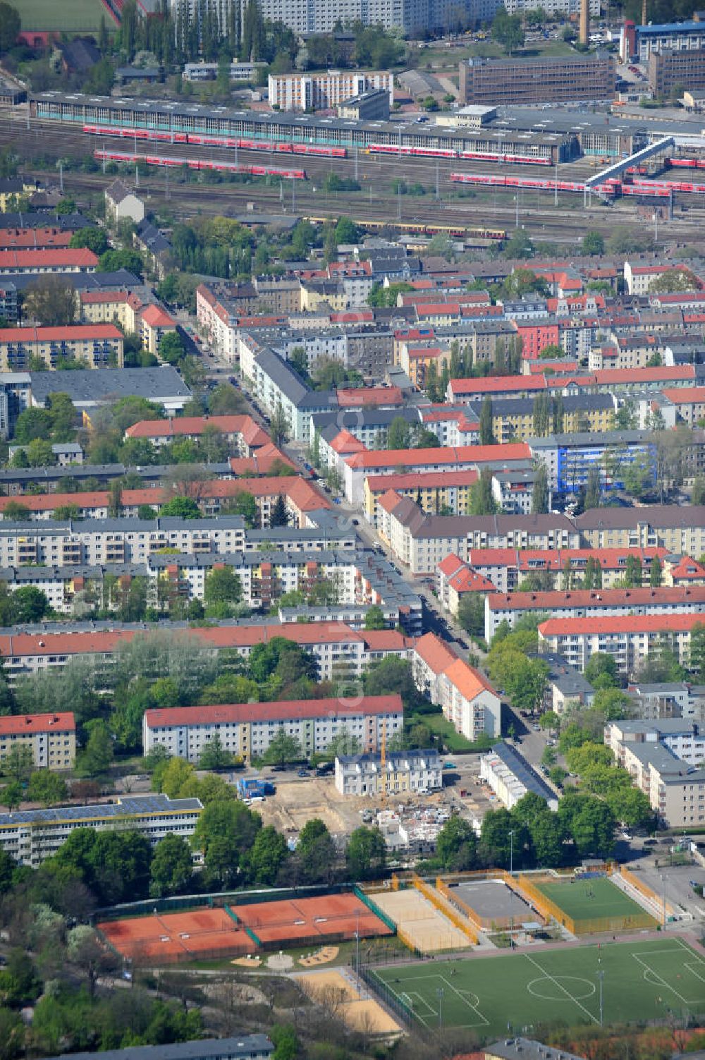 Aerial photograph Berlin-Lichtenberg - Blick auf die Baufläche des neuen Stadtquartier „Stadtgärten Friedrichsfelde“ in Berlin-Lichtenberg. Views of the city built the new headquarters' city gardens Friedrichsfelde in Berlin-Lichtenberg.