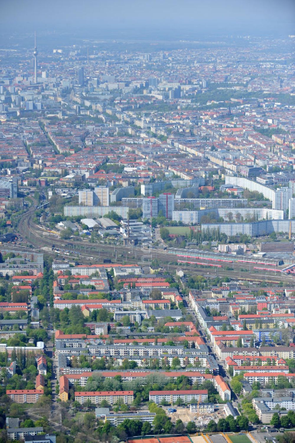 Berlin-Lichtenberg from above - Blick auf die Baufläche des neuen Stadtquartier „Stadtgärten Friedrichsfelde“ in Berlin-Lichtenberg. Views of the city built the new headquarters' city gardens Friedrichsfelde in Berlin-Lichtenberg.