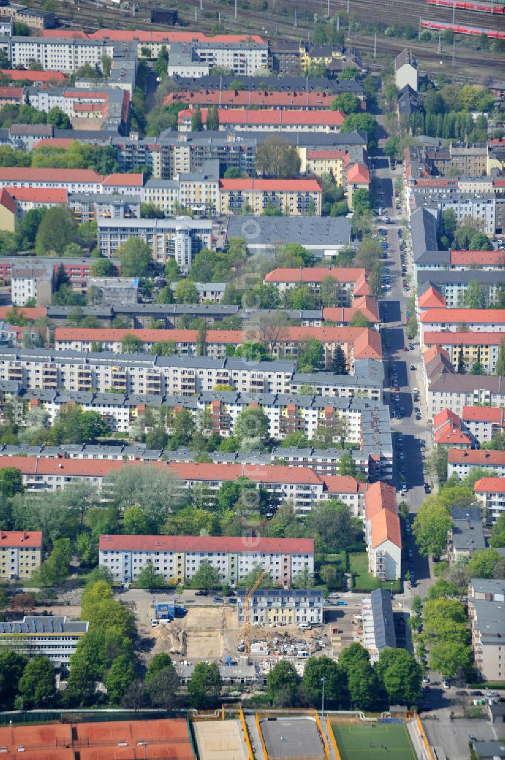 Berlin-Lichtenberg from the bird's eye view: Blick auf die Baufläche des neuen Stadtquartier „Stadtgärten Friedrichsfelde“ in Berlin-Lichtenberg. Views of the city built the new headquarters' city gardens Friedrichsfelde in Berlin-Lichtenberg.