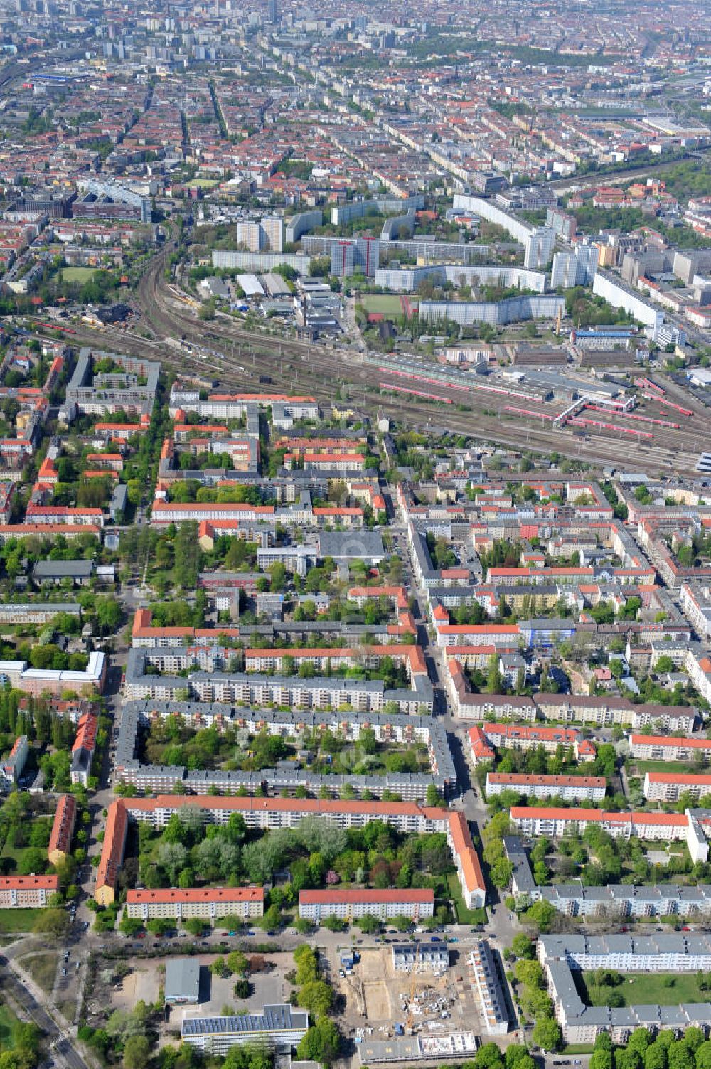 Berlin-Lichtenberg from above - Blick auf die Baufläche des neuen Stadtquartier „Stadtgärten Friedrichsfelde“ in Berlin-Lichtenberg. Views of the city built the new headquarters' city gardens Friedrichsfelde in Berlin-Lichtenberg.