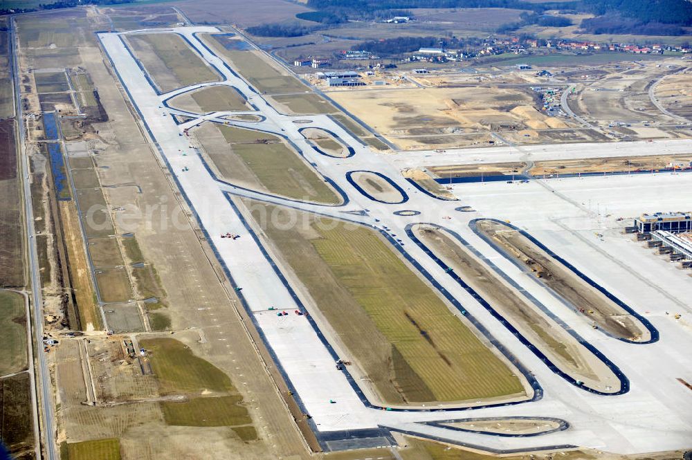 Schönefeld from above - Baustelle der neuen Start- und Landebahn des zukünftigen Flughafens BBI in Schönefeld. Ausführende Firmen: Hochtief AG, EUROVIA Beton, PORR, BERGER Bau, Kark Weiss, Matthai, Schäler Bau Berlin GmbH, STRABAG. Construction area of the new runway of the prospective Airport BBI in Schoenefeld.