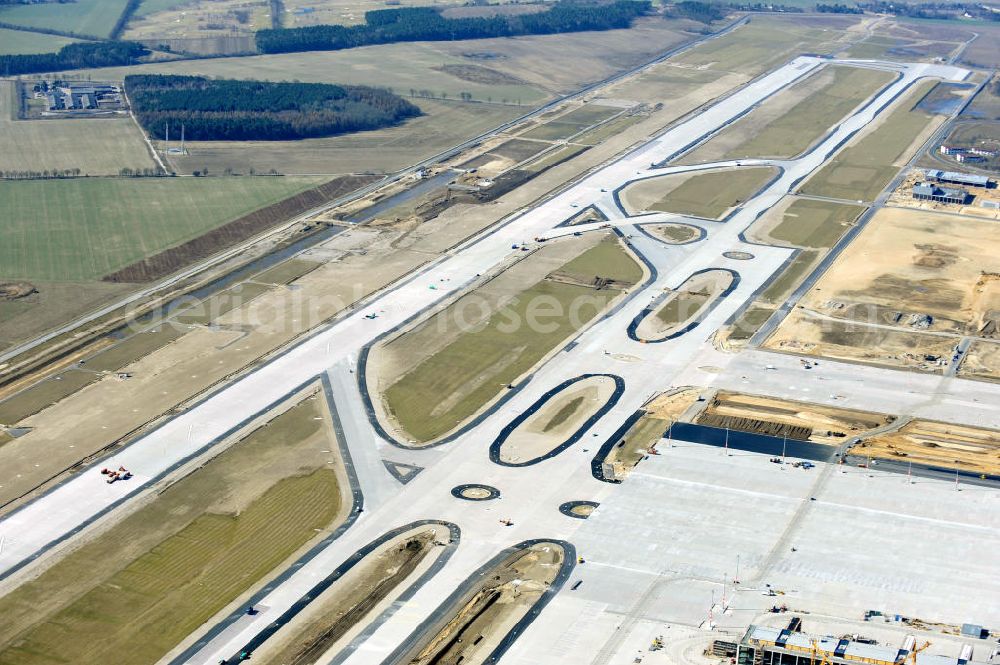 Aerial image Schönefeld - Baustelle der neuen Start- und Landebahn des zukünftigen Flughafens BBI in Schönefeld. Ausführende Firmen: Hochtief AG, EUROVIA Beton, PORR, BERGER Bau, Kark Weiss, Matthai, Schäler Bau Berlin GmbH, STRABAG. Construction area of the new runway of the prospective Airport BBI in Schoenefeld.