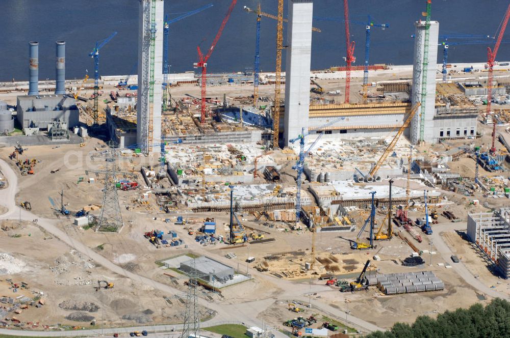 HAMBURG from above - Blick auf die Baustelle vom Neubau Steinkohlekraftwerk Moorburg an der Elbe. Es soll 2012 in Betrieb genommen werden. Kontakt: Vattenfall Europe AG , Spitalerstraße 22, 20095 Hamburg, Gunhild Nasner, Tel. +49(0)40 6396 3572, Fax +49(0)40 6396 2770, email: gunhild.nasner@vattenfall.de Baufirma Wayss & Freytag Ingenieurbau AG http://