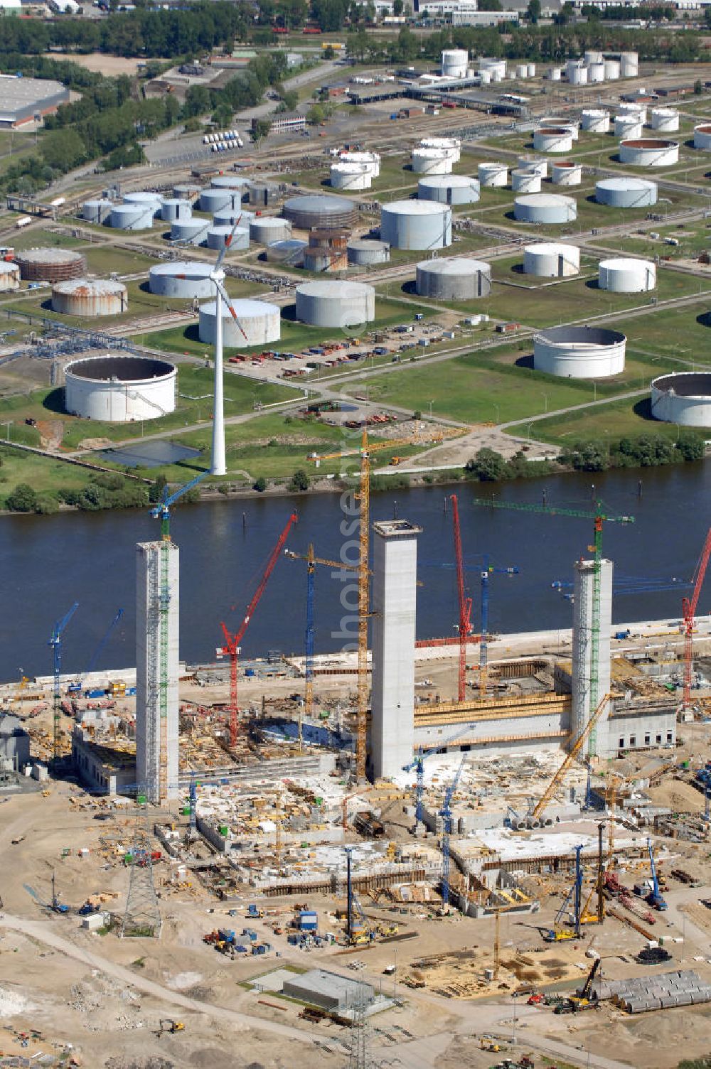 HAMBURG from above - Blick auf die Baustelle vom Neubau Steinkohlekraftwerk Moorburg an der Elbe. Es soll 2012 in Betrieb genommen werden. Kontakt: Vattenfall Europe AG , Spitalerstraße 22, 20095 Hamburg, Gunhild Nasner, Tel. +49(0)40 6396 3572, Fax +49(0)40 6396 2770, email: gunhild.nasner@vattenfall.de Baufirma Wayss & Freytag Ingenieurbau AG http://