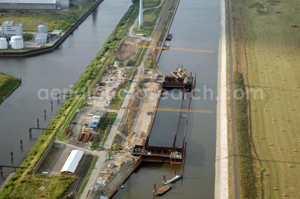 Aerial image Magdeburg - Blick auf die Baustelle der Niedrigwasserschleuse an der Steinkopfinsel im Hafen Magdeburg an der Elbe. Umflossen wird die Steinkopfinsel im Osten von der Elbe und dem Abstiegskanal Rothensee, sowie im Westen vom Zweigkanal Magdeburg. Die Insel ist ca. 2,5 km lang und ca. 0,3 km breit (an der stärksten Stelle). Der Binnenhafen ist in vier Güterumschlagplätze eingeteilt, der Handelshafen, Industriehafen, Kanalhafen und der Hanseshafen. Das Gebiet verteilt sich über die Stadtteile Alte-Neustadt, Industriehafen und Gewerbegebiet Nord. Jedoch hat der Handelshafen für die Schiffahrt heute keine Bedeutung mehr, dieser Bereich wird stetig zum Wissenschaftsstandort umgebaut. Kontakt: Magdeburger Hafen GmbH, Saalestraße 20, 39126 Magdeburg, Tel. +49(0)391 5939-0, Fax +49(0)391 5616648, email: Logistik@magdeburg-hafen.de; Kontakt WSV: Wasserstraßen-Neubauamt Magdeburg, 39106 Magdeburg, Tel. +49(0)391 535-0, email: wna-magdeburg@wsv.bund.de