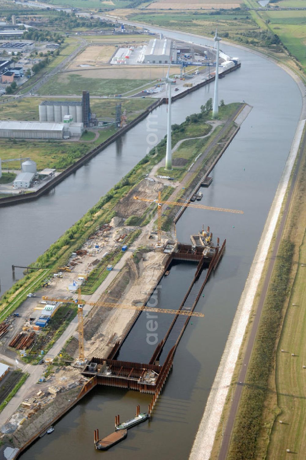 Aerial photograph Magdeburg - Blick auf die Baustelle der Niedrigwasserschleuse an der Steinkopfinsel im Hafen Magdeburg an der Elbe. Umflossen wird die Steinkopfinsel im Osten von der Elbe und dem Abstiegskanal Rothensee, sowie im Westen vom Zweigkanal Magdeburg. Die Insel ist ca. 2,5 km lang und ca. 0,3 km breit (an der stärksten Stelle). Der Binnenhafen ist in vier Güterumschlagplätze eingeteilt, der Handelshafen, Industriehafen, Kanalhafen und der Hanseshafen. Das Gebiet verteilt sich über die Stadtteile Alte-Neustadt, Industriehafen und Gewerbegebiet Nord. Jedoch hat der Handelshafen für die Schiffahrt heute keine Bedeutung mehr, dieser Bereich wird stetig zum Wissenschaftsstandort umgebaut. Kontakt: Magdeburger Hafen GmbH, Saalestraße 20, 39126 Magdeburg, Tel. +49(0)391 5939-0, Fax +49(0)391 5616648, email: Logistik@magdeburg-hafen.de; Kontakt WSV: Wasserstraßen-Neubauamt Magdeburg, 39106 Magdeburg, Tel. +49(0)391 535-0, email: wna-magdeburg@wsv.bund.de