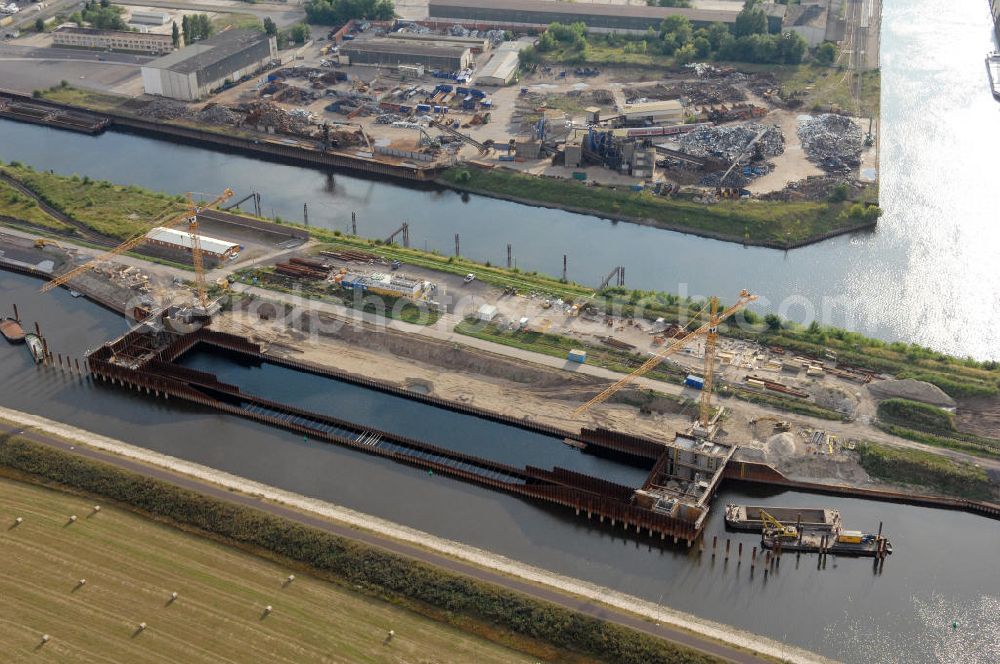 Aerial image Magdeburg - Blick auf die Baustelle der Niedrigwasserschleuse an der Steinkopfinsel im Hafen Magdeburg an der Elbe. Umflossen wird die Steinkopfinsel im Osten von der Elbe und dem Abstiegskanal Rothensee, sowie im Westen vom Zweigkanal Magdeburg. Die Insel ist ca. 2,5 km lang und ca. 0,3 km breit (an der stärksten Stelle). Der Binnenhafen ist in vier Güterumschlagplätze eingeteilt, der Handelshafen, Industriehafen, Kanalhafen und der Hanseshafen. Das Gebiet verteilt sich über die Stadtteile Alte-Neustadt, Industriehafen und Gewerbegebiet Nord. Jedoch hat der Handelshafen für die Schiffahrt heute keine Bedeutung mehr, dieser Bereich wird stetig zum Wissenschaftsstandort umgebaut. Kontakt: Magdeburger Hafen GmbH, Saalestraße 20, 39126 Magdeburg, Tel. +49(0)391 5939-0, Fax +49(0)391 5616648, email: Logistik@magdeburg-hafen.de; Kontakt WSV: Wasserstraßen-Neubauamt Magdeburg, 39106 Magdeburg, Tel. +49(0)391 535-0, email: wna-magdeburg@wsv.bund.de