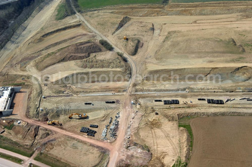 Sättelstädt from above - Blick auf die Baustelle am östlichen Ende der Hörseltalbrücke Richtung Ausfahrt / Anschlussstelle Sättelstädt der A4. Der Neubau ist Teil des Projekt Nordverlegung / Umfahrung Hörselberge der Autobahn E40 / A4 in Thüringen bei Eisenach. Durchgeführt werden die im Zuge dieses Projektes notwendigen Arbeiten unter an derem von den Mitarbeitern der Niederlassung Weimar der EUROVIA Verkehrsbau Union sowie der Niederlassungen Abbruch und Erdbau, Betonstraßenbau, Ingenieurbau und TECO Schallschutz der EUROVIA Beton sowie der DEGES.