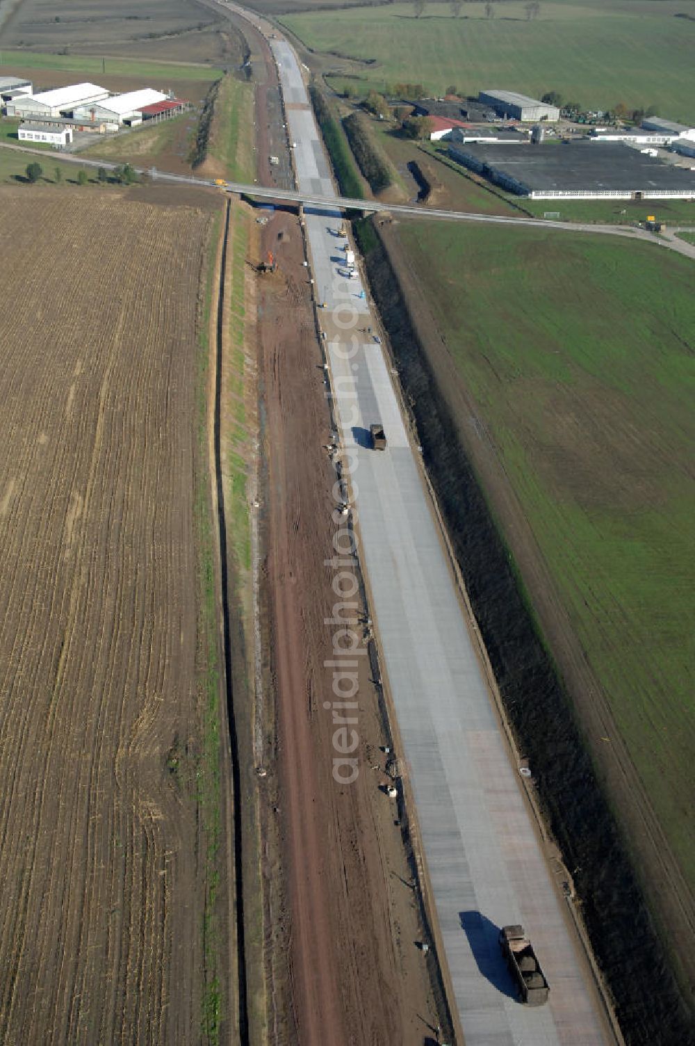 Aerial photograph Hastrungsfeld - Blick auf die Baustelle der Strassenbrücke zwischen Hastrungsfeld und Burla welche über die neue A4 führt. Der Neubau ist Teil des Projekt Nordverlegung / Umfahrung Hörselberge der Autobahn E40 / A4 in Thüringen bei Eisenach. Durchgeführt werden die im Zuge dieses Projektes notwendigen Arbeiten unter an derem von den Mitarbeitern der Niederlassung Weimar der EUROVIA Verkehrsbau Union sowie der Niederlassungen Abbruch und Erdbau, Betonstraßenbau, Ingenieurbau und TECO Schallschutz der EUROVIA Beton sowie der DEGES.