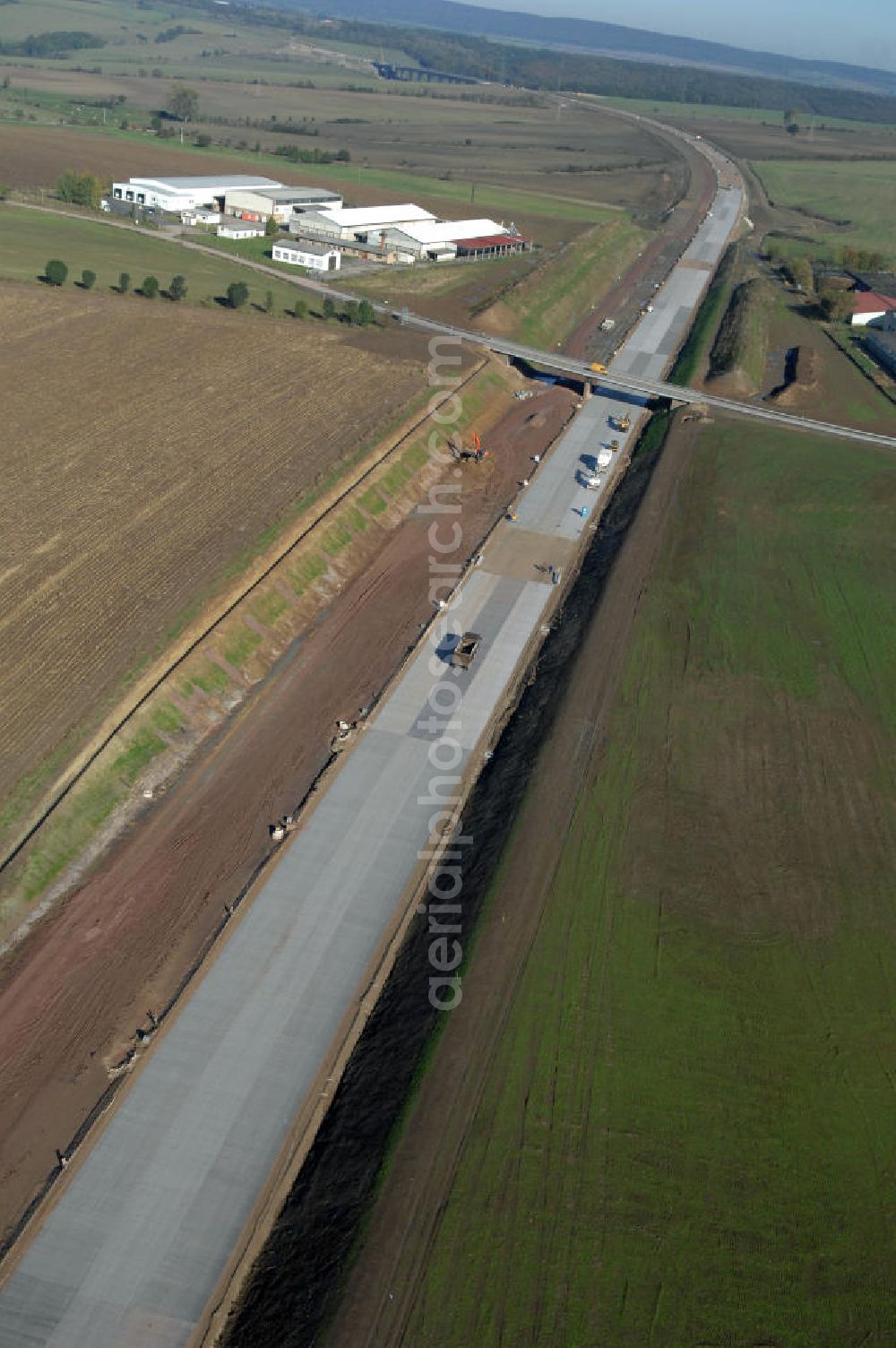 Hastrungsfeld from above - Blick auf die Baustelle der Strassenbrücke zwischen Hastrungsfeld und Burla welche über die neue A4 führt. Der Neubau ist Teil des Projekt Nordverlegung / Umfahrung Hörselberge der Autobahn E40 / A4 in Thüringen bei Eisenach. Durchgeführt werden die im Zuge dieses Projektes notwendigen Arbeiten unter an derem von den Mitarbeitern der Niederlassung Weimar der EUROVIA Verkehrsbau Union sowie der Niederlassungen Abbruch und Erdbau, Betonstraßenbau, Ingenieurbau und TECO Schallschutz der EUROVIA Beton sowie der DEGES.