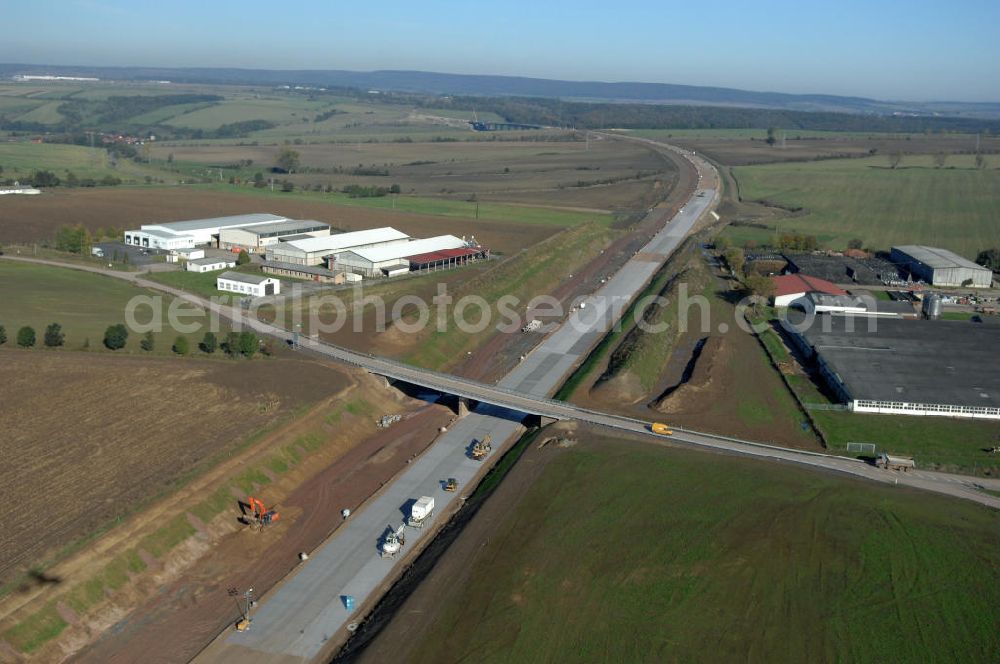 Hastrungsfeld from the bird's eye view: Blick auf die Baustelle der Strassenbrücke zwischen Hastrungsfeld und Burla welche über die neue A4 führt. Der Neubau ist Teil des Projekt Nordverlegung / Umfahrung Hörselberge der Autobahn E40 / A4 in Thüringen bei Eisenach. Durchgeführt werden die im Zuge dieses Projektes notwendigen Arbeiten unter an derem von den Mitarbeitern der Niederlassung Weimar der EUROVIA Verkehrsbau Union sowie der Niederlassungen Abbruch und Erdbau, Betonstraßenbau, Ingenieurbau und TECO Schallschutz der EUROVIA Beton sowie der DEGES.