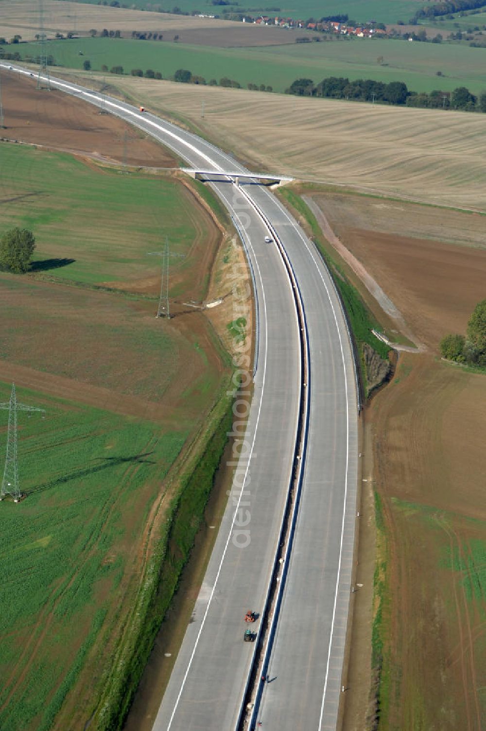 Hötzelsroda from above - Blick auf die Baustelle der Strassenbrücke zwischen Hötzelsroda und Bolleroda welche über die A4 führt. Der Neubau ist Teil des Projekt Nordverlegung / Umfahrung Hörselberge der Autobahn E40 / A4 in Thüringen bei Eisenach. Durchgeführt werden die im Zuge dieses Projektes notwendigen Arbeiten unter an derem von den Mitarbeitern der Niederlassung Weimar der EUROVIA Verkehrsbau Union sowie der Niederlassungen Abbruch und Erdbau, Betonstraßenbau, Ingenieurbau und TECO Schallschutz der EUROVIA Beton sowie der DEGES.