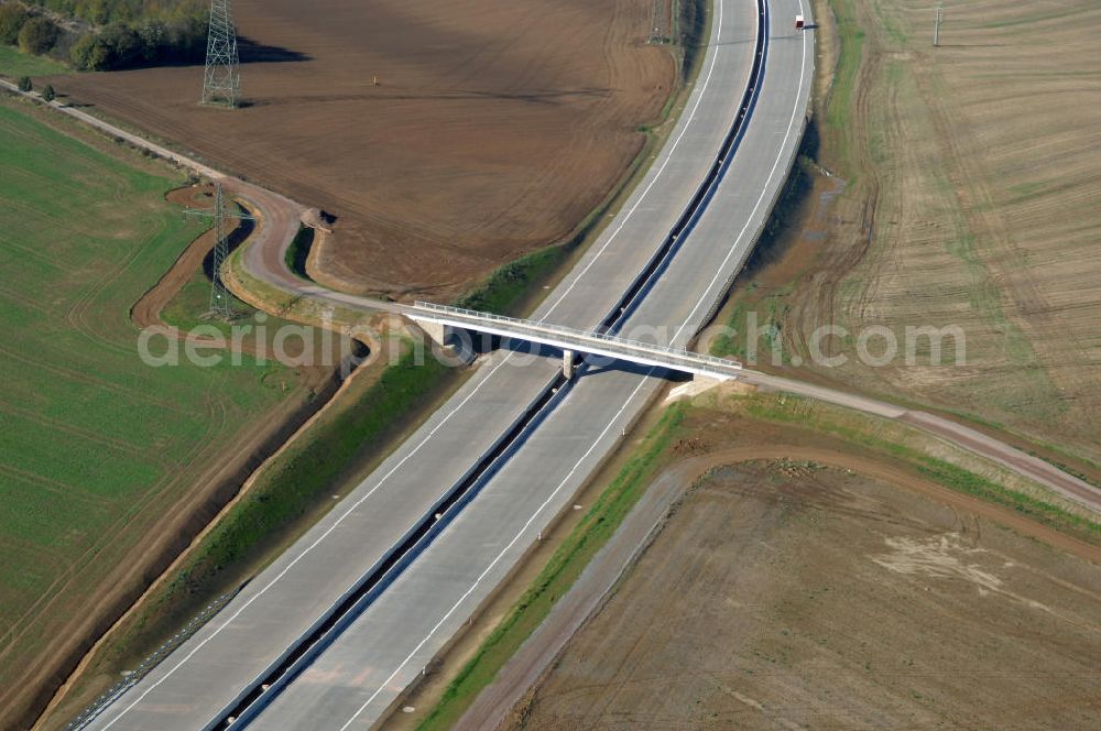 Hötzelsroda from above - Blick auf die Baustelle der Strassenbrücke zwischen Hötzelsroda und Bolleroda welche über die A4 führt. Der Neubau ist Teil des Projekt Nordverlegung / Umfahrung Hörselberge der Autobahn E40 / A4 in Thüringen bei Eisenach. Durchgeführt werden die im Zuge dieses Projektes notwendigen Arbeiten unter an derem von den Mitarbeitern der Niederlassung Weimar der EUROVIA Verkehrsbau Union sowie der Niederlassungen Abbruch und Erdbau, Betonstraßenbau, Ingenieurbau und TECO Schallschutz der EUROVIA Beton sowie der DEGES.