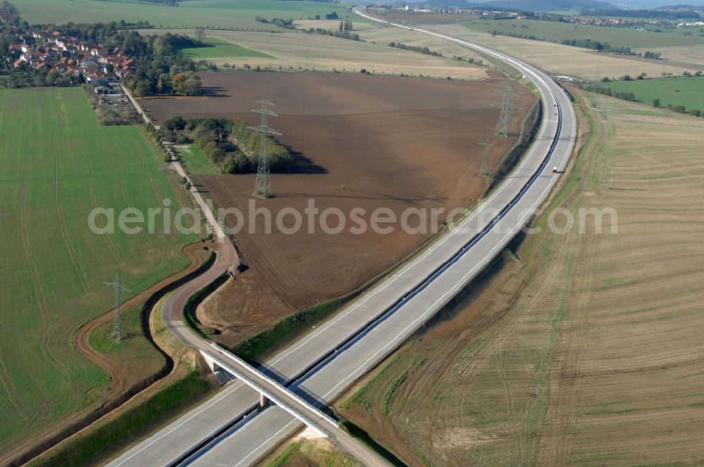 Hötzelsroda from the bird's eye view: Blick auf die Baustelle der Strassenbrücke zwischen Hötzelsroda und Bolleroda welche über die A4 führt. Der Neubau ist Teil des Projekt Nordverlegung / Umfahrung Hörselberge der Autobahn E40 / A4 in Thüringen bei Eisenach. Durchgeführt werden die im Zuge dieses Projektes notwendigen Arbeiten unter an derem von den Mitarbeitern der Niederlassung Weimar der EUROVIA Verkehrsbau Union sowie der Niederlassungen Abbruch und Erdbau, Betonstraßenbau, Ingenieurbau und TECO Schallschutz der EUROVIA Beton sowie der DEGES.