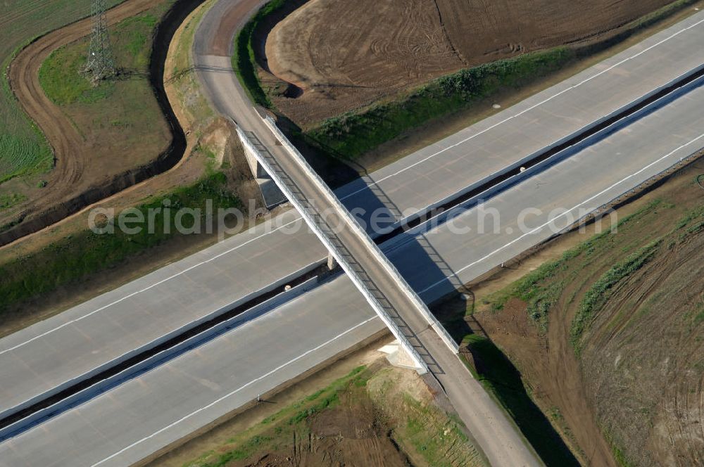 Aerial image Hötzelsroda - Blick auf die Baustelle der Strassenbrücke zwischen Hötzelsroda und Bolleroda welche über die A4 führt. Der Neubau ist Teil des Projekt Nordverlegung / Umfahrung Hörselberge der Autobahn E40 / A4 in Thüringen bei Eisenach. Durchgeführt werden die im Zuge dieses Projektes notwendigen Arbeiten unter an derem von den Mitarbeitern der Niederlassung Weimar der EUROVIA Verkehrsbau Union sowie der Niederlassungen Abbruch und Erdbau, Betonstraßenbau, Ingenieurbau und TECO Schallschutz der EUROVIA Beton sowie der DEGES.