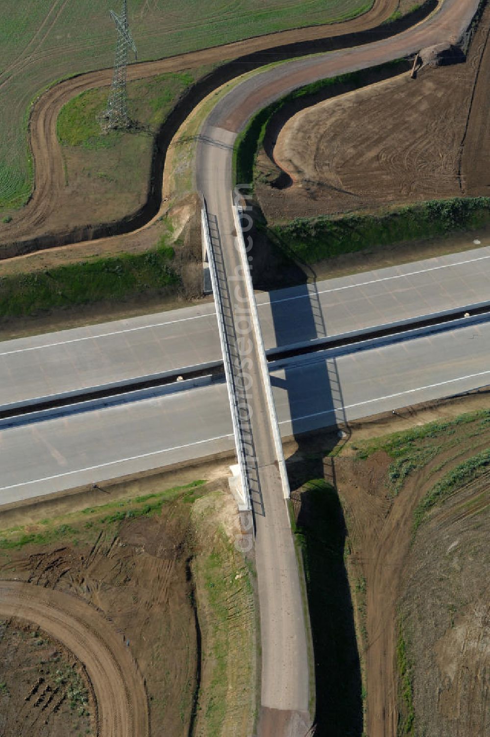 Aerial photograph Hötzelsroda - Blick auf die Baustelle der Strassenbrücke zwischen Hötzelsroda und Bolleroda welche über die A4 führt. Der Neubau ist Teil des Projekt Nordverlegung / Umfahrung Hörselberge der Autobahn E40 / A4 in Thüringen bei Eisenach. Durchgeführt werden die im Zuge dieses Projektes notwendigen Arbeiten unter an derem von den Mitarbeitern der Niederlassung Weimar der EUROVIA Verkehrsbau Union sowie der Niederlassungen Abbruch und Erdbau, Betonstraßenbau, Ingenieurbau und TECO Schallschutz der EUROVIA Beton sowie der DEGES.