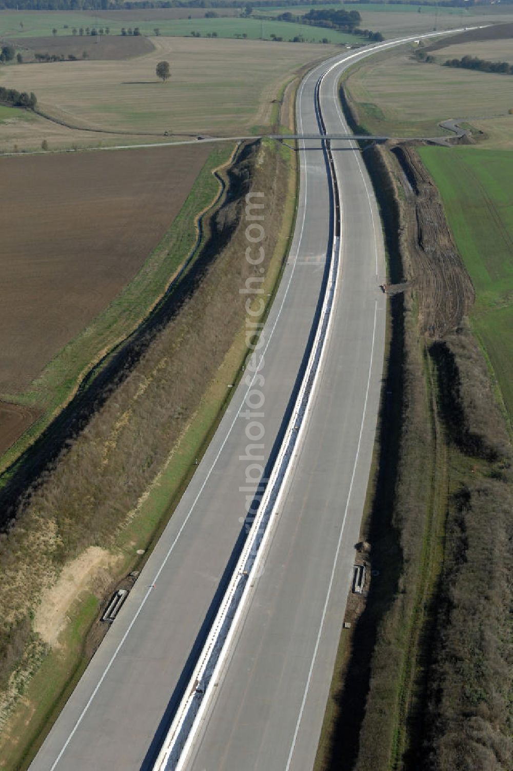 Neukirchen from above - Blick auf die Baustelle des Autobahnverlauf und die Strassenbrücke zwischen Hötzelsroda und Neukirchen welche über die A4 führt. Der Neubau ist Teil des Projekt Nordverlegung / Umfahrung Hörselberge der Autobahn E40 / A4 in Thüringen bei Eisenach. Durchgeführt werden die im Zuge dieses Projektes notwendigen Arbeiten unter an derem von den Mitarbeitern der Niederlassung Weimar der EUROVIA Verkehrsbau Union sowie der Niederlassungen Abbruch und Erdbau, Betonstraßenbau, Ingenieurbau und TECO Schallschutz der EUROVIA Beton sowie der DEGES.