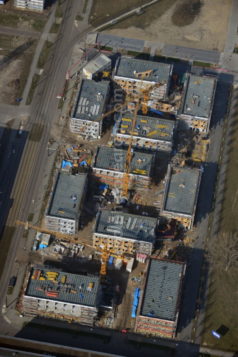 Berlin-Adlershof from the bird's eye view: Zueblin AG is currently building on behalf of the Students Schlachtensee eG in Science Campus Adlershof at the Karl-Ziegler-Strasse student village. The 380 residential units for students in 10 houses will be completed in summer 2014. The special feature of the student village are the common areas like the living room and kitchen, which group the individual floors of the residential landscape