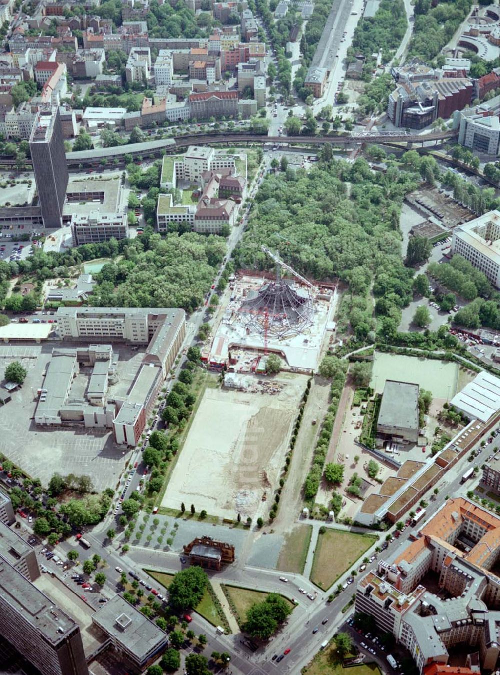 Potsdam from above - Baustelle des Tempodroms an Anhalter Bahnhof in Berlin - Kreuzberg.