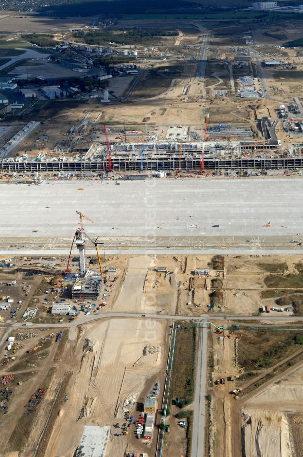 Schönefeld from above - Blick auf die Baustelle des neuen Fern- und S-Bahnhofes der Deutschen Bahn sowie das neue Terminal mit Vorfeld auf der Großbaustelle BBI (SXF) Flughafen Berlin-Schönefeld. Ausführende Firmen: Hochtief AG; EUROVIA Beton; PORR; BERGER Bau; Kark Weiss; Matthai; Schäler Bau Berlin GmbH; STRABAG; MAX BÖGL