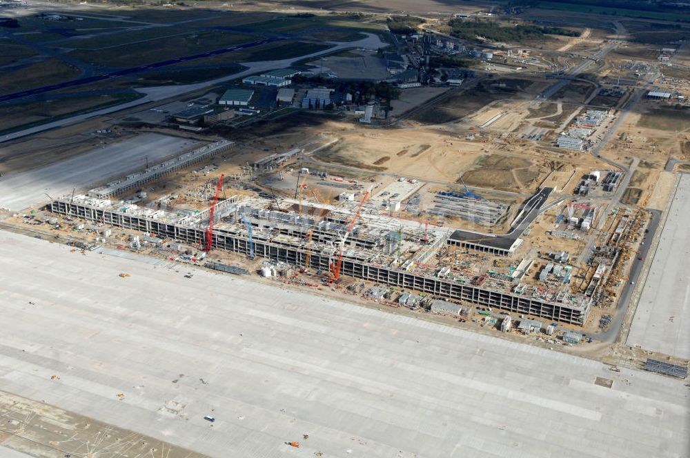 Aerial image Schönefeld - Blick auf die Baustelle des neuen Fern- und S-Bahnhofes der Deutschen Bahn sowie das neue Terminal mit Vorfeld auf der Großbaustelle BBI (SXF) Flughafen Berlin-Schönefeld. Ausführende Firmen: Hochtief AG; EUROVIA Beton; PORR; BERGER Bau; Kark Weiss; Matthai; Schäler Bau Berlin GmbH; STRABAG; MAX BÖGL