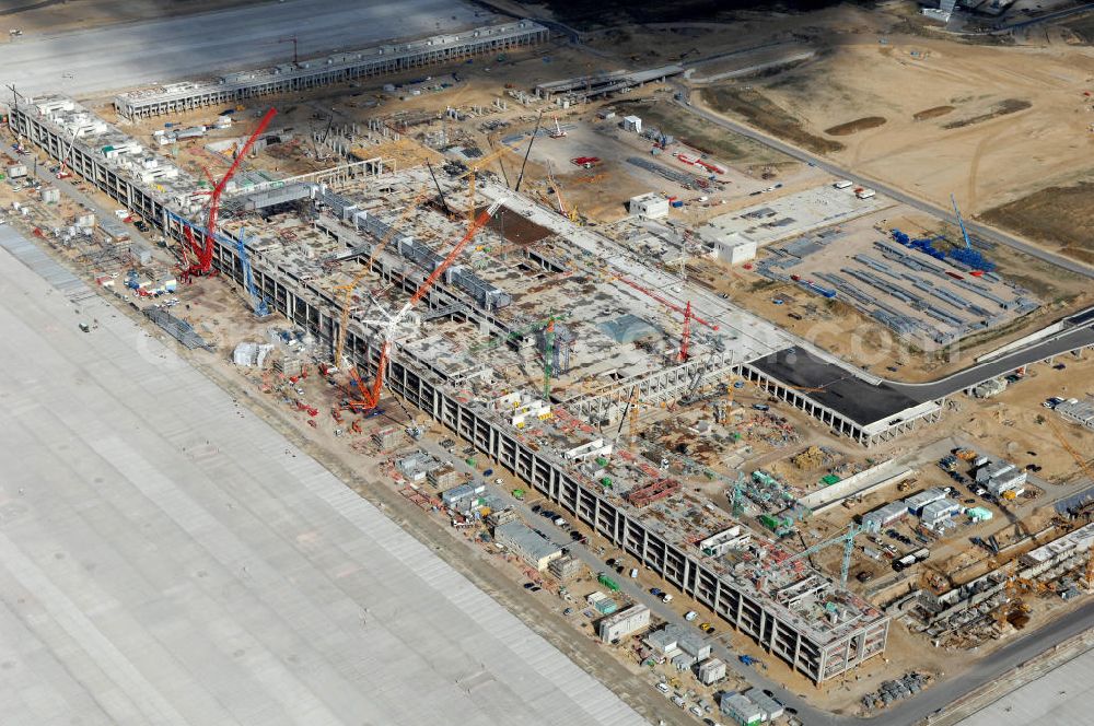 Aerial photograph Schönefeld - Blick auf die Baustelle des neuen Fern- und S-Bahnhofes der Deutschen Bahn sowie das neue Terminal mit Vorfeld auf der Großbaustelle BBI (SXF) Flughafen Berlin-Schönefeld. Ausführende Firmen: Hochtief AG; EUROVIA Beton; PORR; BERGER Bau; Kark Weiss; Matthai; Schäler Bau Berlin GmbH; STRABAG; MAX BÖGL