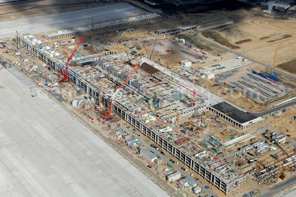 Schönefeld from above - Blick auf die Baustelle des neuen Fern- und S-Bahnhofes der Deutschen Bahn sowie das neue Terminal mit Vorfeld auf der Großbaustelle BBI (SXF) Flughafen Berlin-Schönefeld. Ausführende Firmen: Hochtief AG; EUROVIA Beton; PORR; BERGER Bau; Kark Weiss; Matthai; Schäler Bau Berlin GmbH; STRABAG; MAX BÖGL