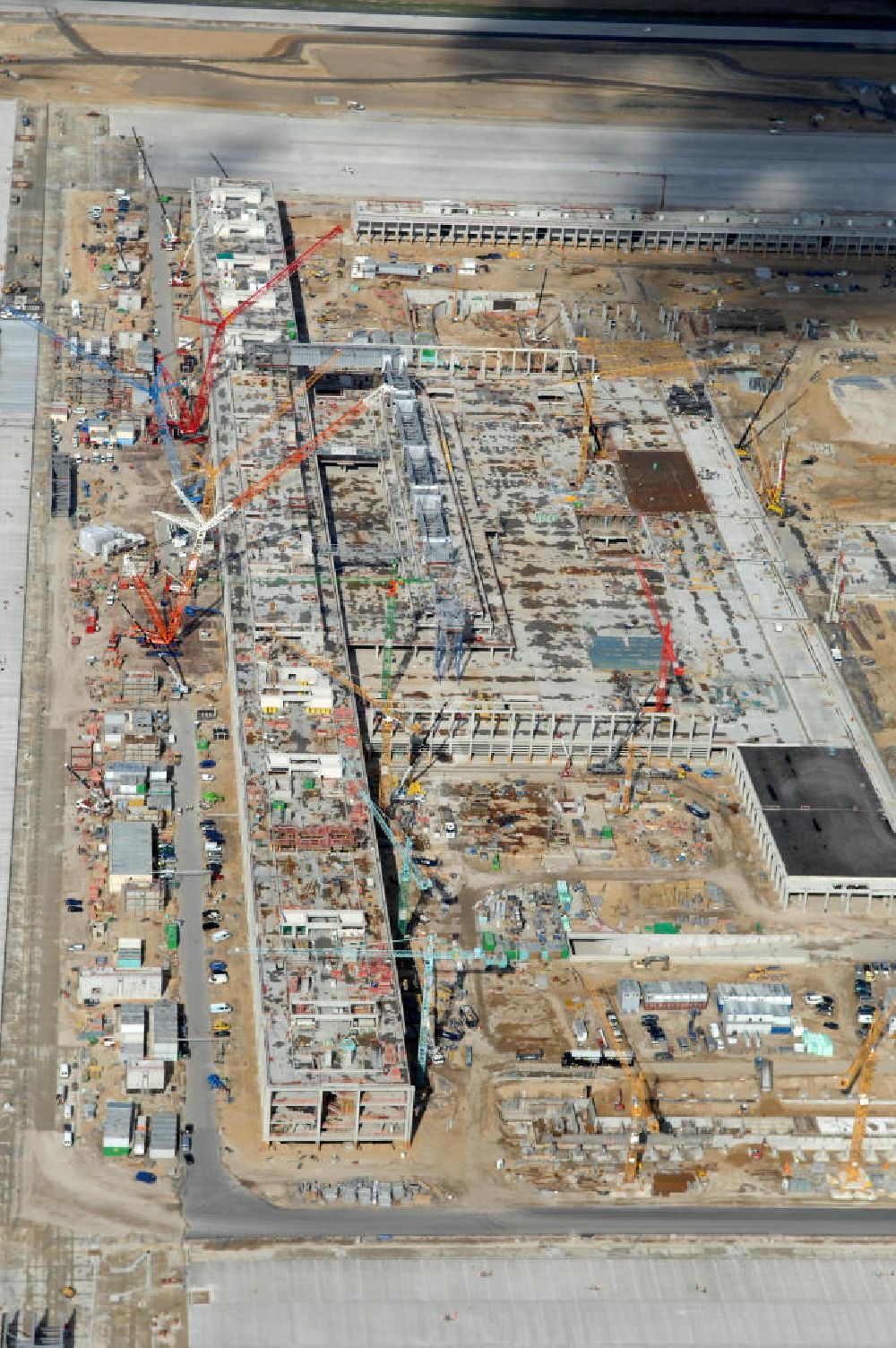 Aerial image Schönefeld - Blick auf die Baustelle des neuen Fern- und S-Bahnhofes der Deutschen Bahn sowie das neue Terminal mit Vorfeld auf der Großbaustelle BBI (SXF) Flughafen Berlin-Schönefeld. Ausführende Firmen: Hochtief AG; EUROVIA Beton; PORR; BERGER Bau; Kark Weiss; Matthai; Schäler Bau Berlin GmbH; STRABAG; MAX BÖGL