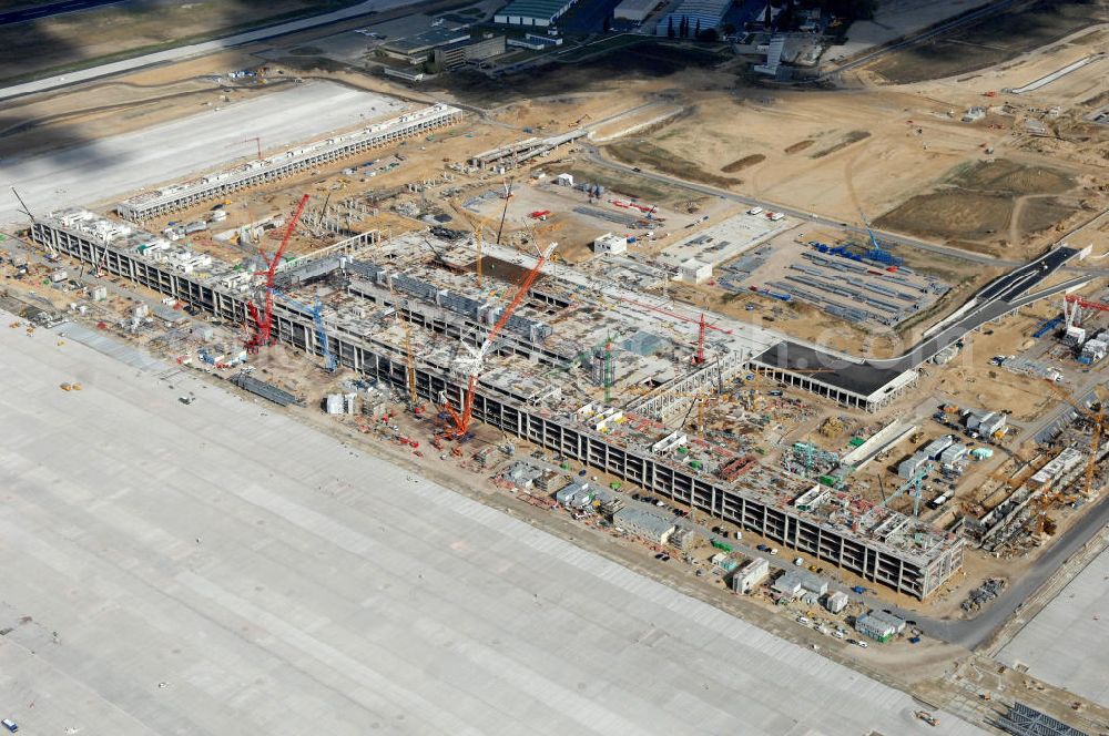 Aerial photograph Schönefeld - Blick auf die Baustelle des neuen Fern- und S-Bahnhofes der Deutschen Bahn sowie das neue Terminal mit Vorfeld auf der Großbaustelle BBI (SXF) Flughafen Berlin-Schönefeld. Ausführende Firmen: Hochtief AG; EUROVIA Beton; PORR; BERGER Bau; Kark Weiss; Matthai; Schäler Bau Berlin GmbH; STRABAG; MAX BÖGL