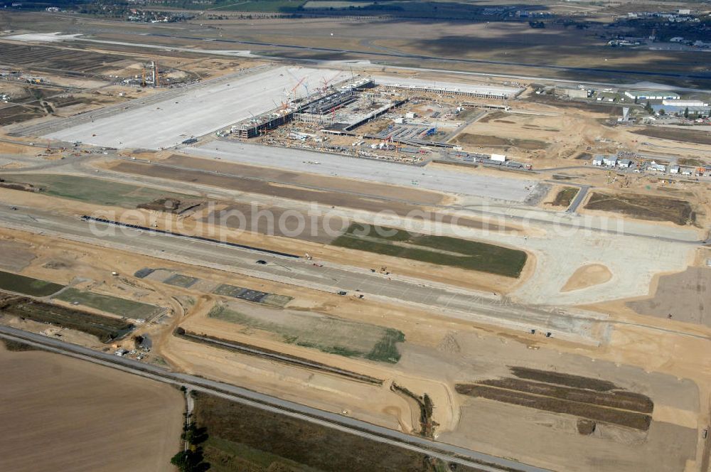 Schönefeld from above - Blick auf die Baustelle des neuen Fern- und S-Bahnhofes der Deutschen Bahn sowie das neue Terminal mit Vorfeld auf der Großbaustelle BBI (SXF) Flughafen Berlin-Schönefeld. Ausführende Firmen: Hochtief AG; EUROVIA Beton; PORR; BERGER Bau; Kark Weiss; Matthai; Schäler Bau Berlin GmbH; STRABAG; MAX BÖGL