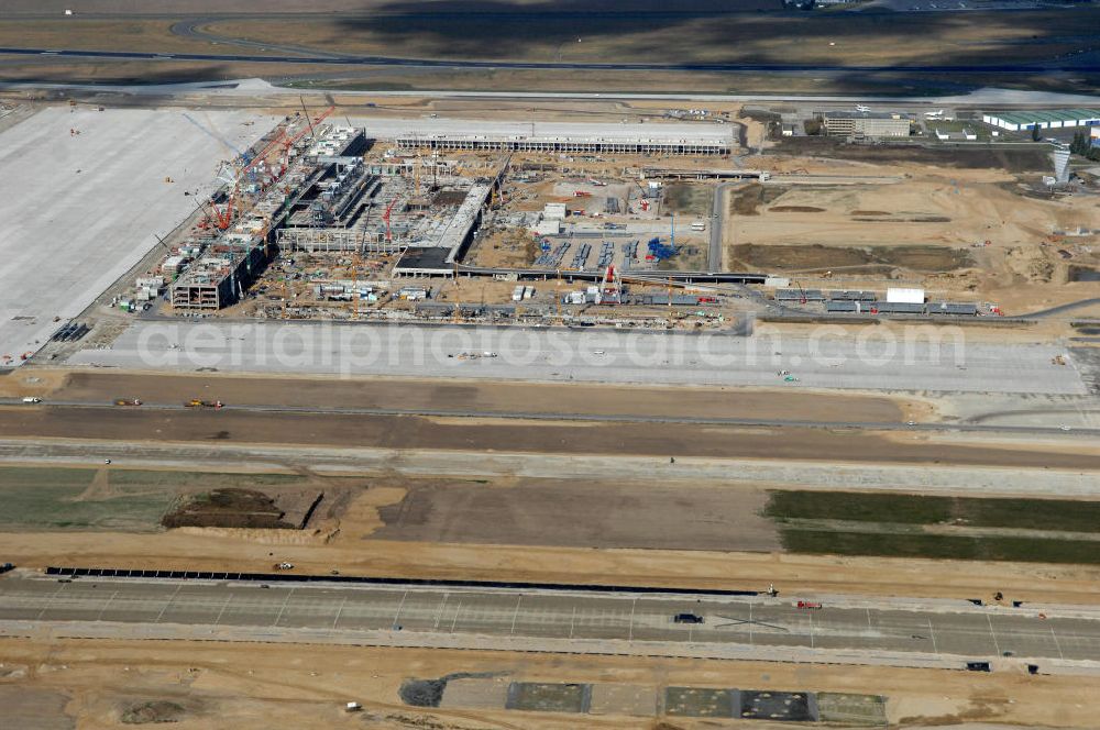 Aerial image Schönefeld - Blick auf die Baustelle des neuen Fern- und S-Bahnhofes der Deutschen Bahn sowie das neue Terminal mit Vorfeld auf der Großbaustelle BBI (SXF) Flughafen Berlin-Schönefeld. Ausführende Firmen: Hochtief AG; EUROVIA Beton; PORR; BERGER Bau; Kark Weiss; Matthai; Schäler Bau Berlin GmbH; STRABAG; MAX BÖGL