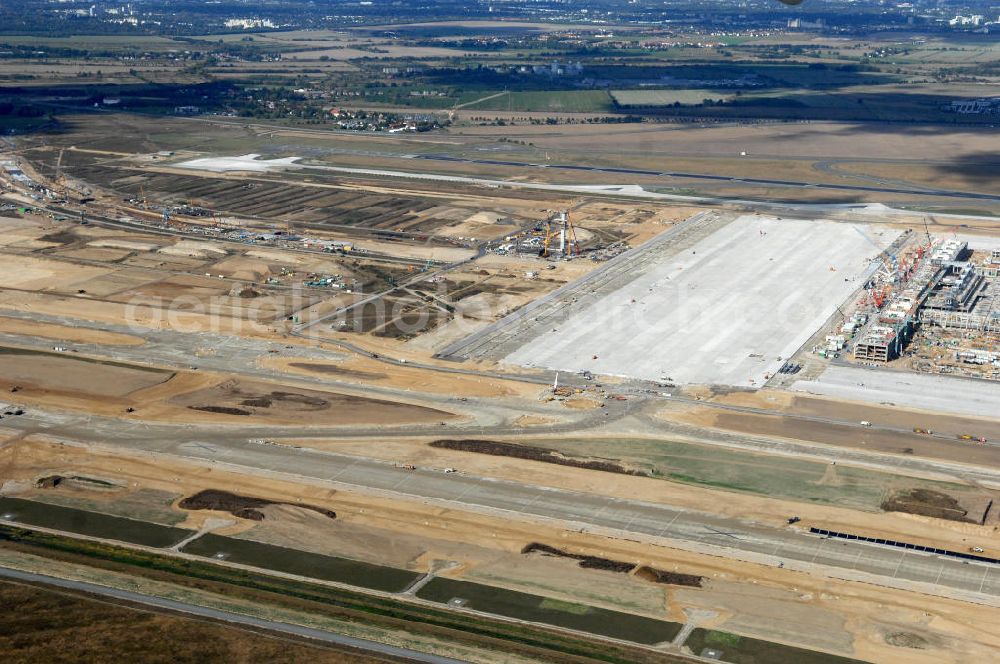 Aerial photograph Schönefeld - Blick auf die Baustelle des neuen Fern- und S-Bahnhofes der Deutschen Bahn sowie das neue Terminal mit Vorfeld auf der Großbaustelle BBI (SXF) Flughafen Berlin-Schönefeld. Ausführende Firmen: Hochtief AG; EUROVIA Beton; PORR; BERGER Bau; Kark Weiss; Matthai; Schäler Bau Berlin GmbH; STRABAG; MAX BÖGL