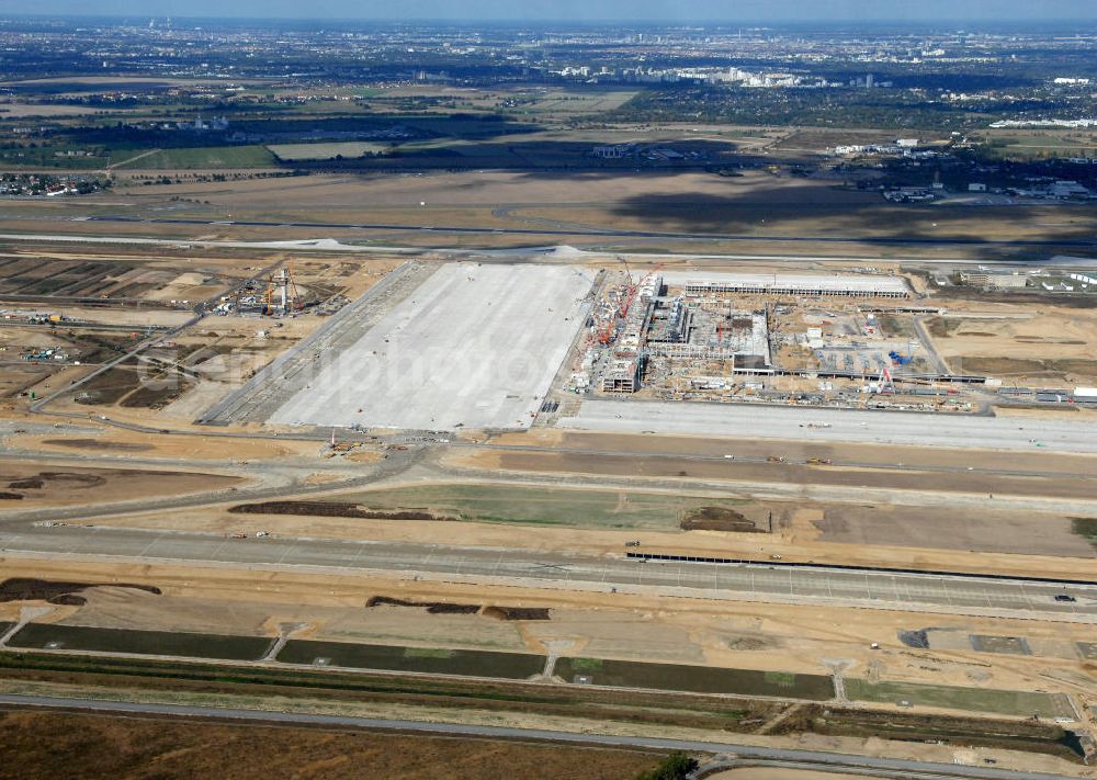 Schönefeld from above - Blick auf die Baustelle des neuen Fern- und S-Bahnhofes der Deutschen Bahn sowie das neue Terminal mit Vorfeld auf der Großbaustelle BBI (SXF) Flughafen Berlin-Schönefeld. Ausführende Firmen: Hochtief AG; EUROVIA Beton; PORR; BERGER Bau; Kark Weiss; Matthai; Schäler Bau Berlin GmbH; STRABAG; MAX BÖGL