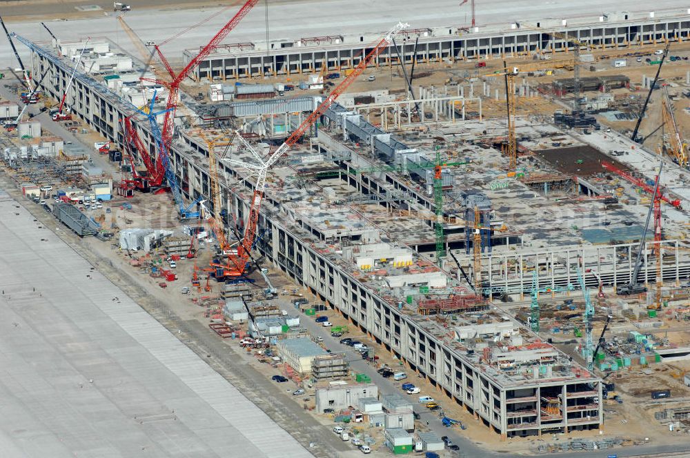 Aerial image Schönefeld - Blick auf die Baustelle des neuen Fern- und S-Bahnhofes der Deutschen Bahn sowie das neue Terminal mit Vorfeld auf der Großbaustelle BBI (SXF) Flughafen Berlin-Schönefeld. Ausführende Firmen: Hochtief AG; EUROVIA Beton; PORR; BERGER Bau; Kark Weiss; Matthai; Schäler Bau Berlin GmbH; STRABAG; MAX BÖGL