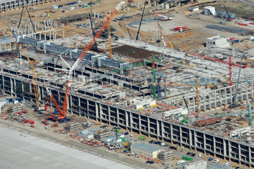 Aerial photograph Schönefeld - Blick auf die Baustelle des neuen Fern- und S-Bahnhofes der Deutschen Bahn sowie das neue Terminal mit Vorfeld auf der Großbaustelle BBI (SXF) Flughafen Berlin-Schönefeld. Ausführende Firmen: Hochtief AG; EUROVIA Beton; PORR; BERGER Bau; Kark Weiss; Matthai; Schäler Bau Berlin GmbH; STRABAG; MAX BÖGL