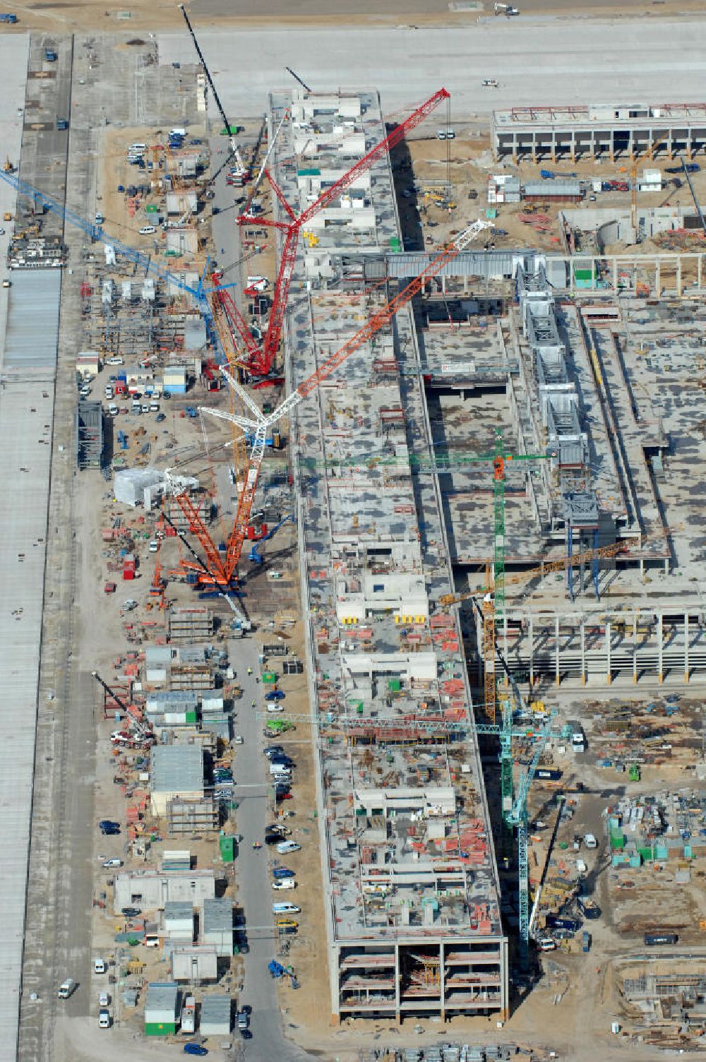 Schönefeld from above - Blick auf die Baustelle des neuen Fern- und S-Bahnhofes der Deutschen Bahn sowie das neue Terminal mit Vorfeld auf der Großbaustelle BBI (SXF) Flughafen Berlin-Schönefeld. Ausführende Firmen: Hochtief AG; EUROVIA Beton; PORR; BERGER Bau; Kark Weiss; Matthai; Schäler Bau Berlin GmbH; STRABAG; MAX BÖGL